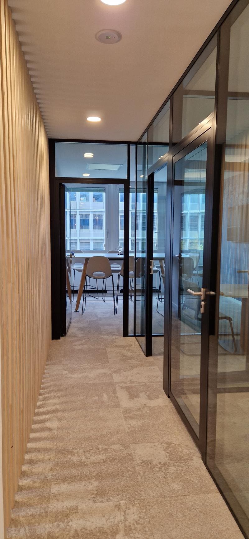 Couloir avec lames de bois et vitrages — vue vers la salle de conférence, Bd Helvétique Genève 2023