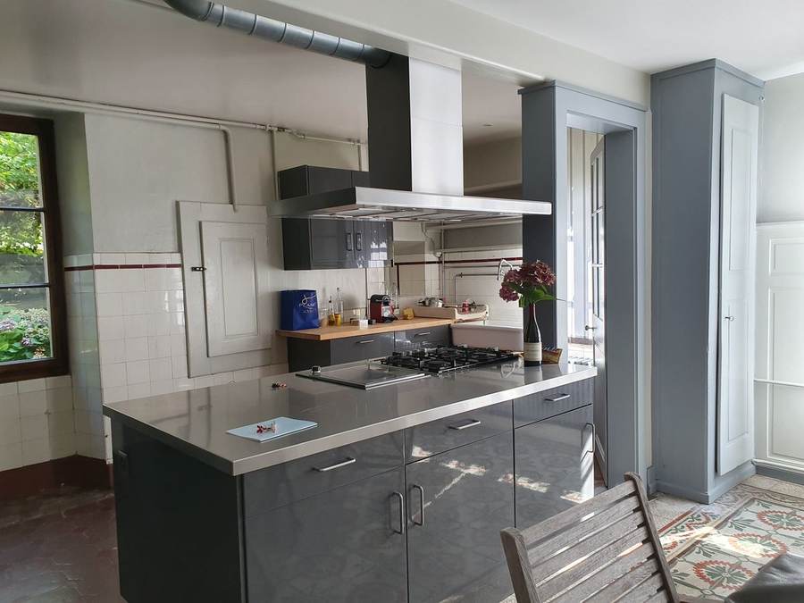 Cuisine existante — ilot gris laqué, avant transformation