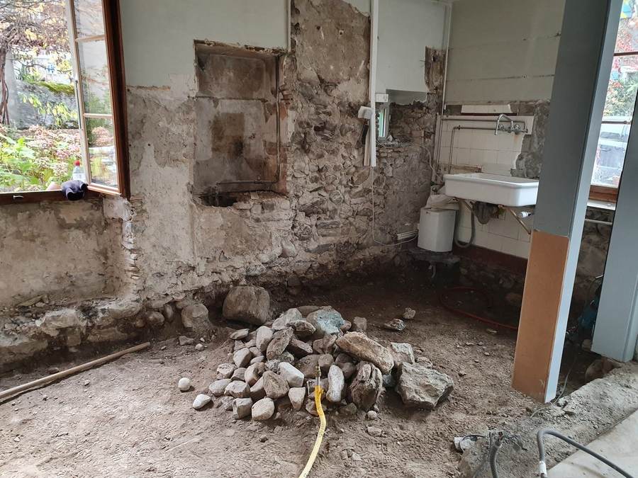 Démolition cuisine maison de village — pierres apparentes, sol cassé