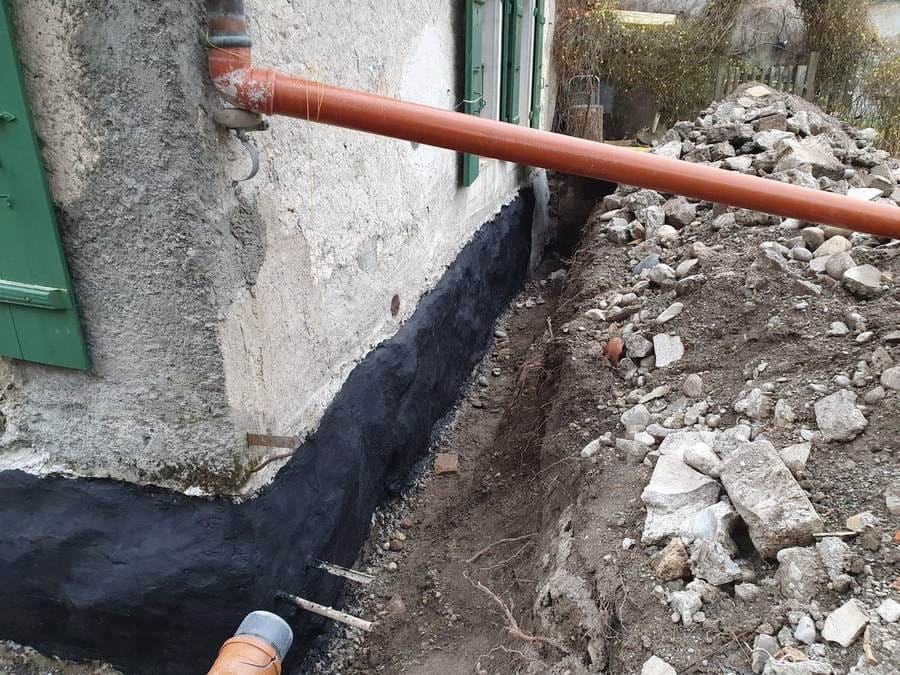 Étanchéité pieds de murs — membrane bitumineuse, maison de village Genève