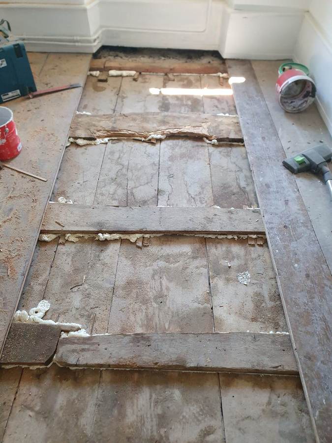Plancher étage démonté maison de village — lames décollées pour traitement