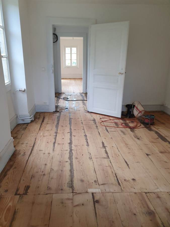 Plancher étage poncé maison de village — reposé à l'identique, ponçage