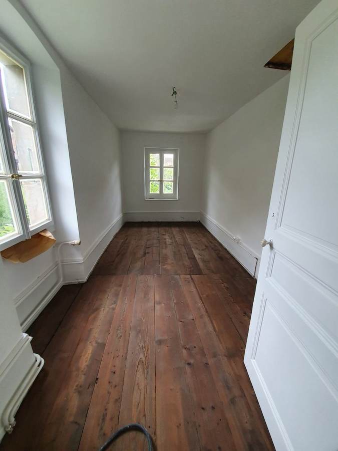 Plancher étage teinté maison de village — même teinte d'origine, terminé