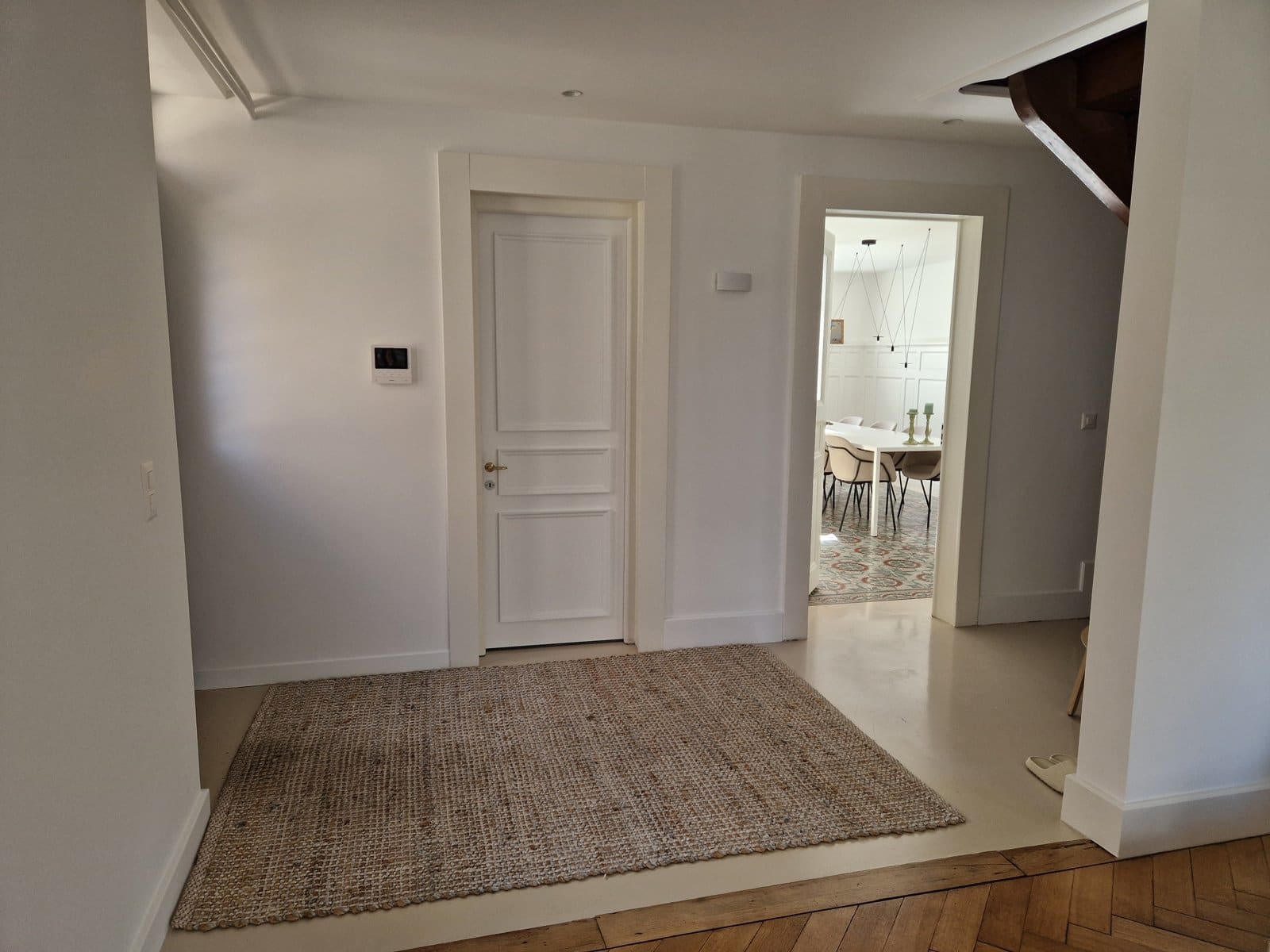 Hall d'entrée maison de village — sol résine, perspective vers la salle à manger