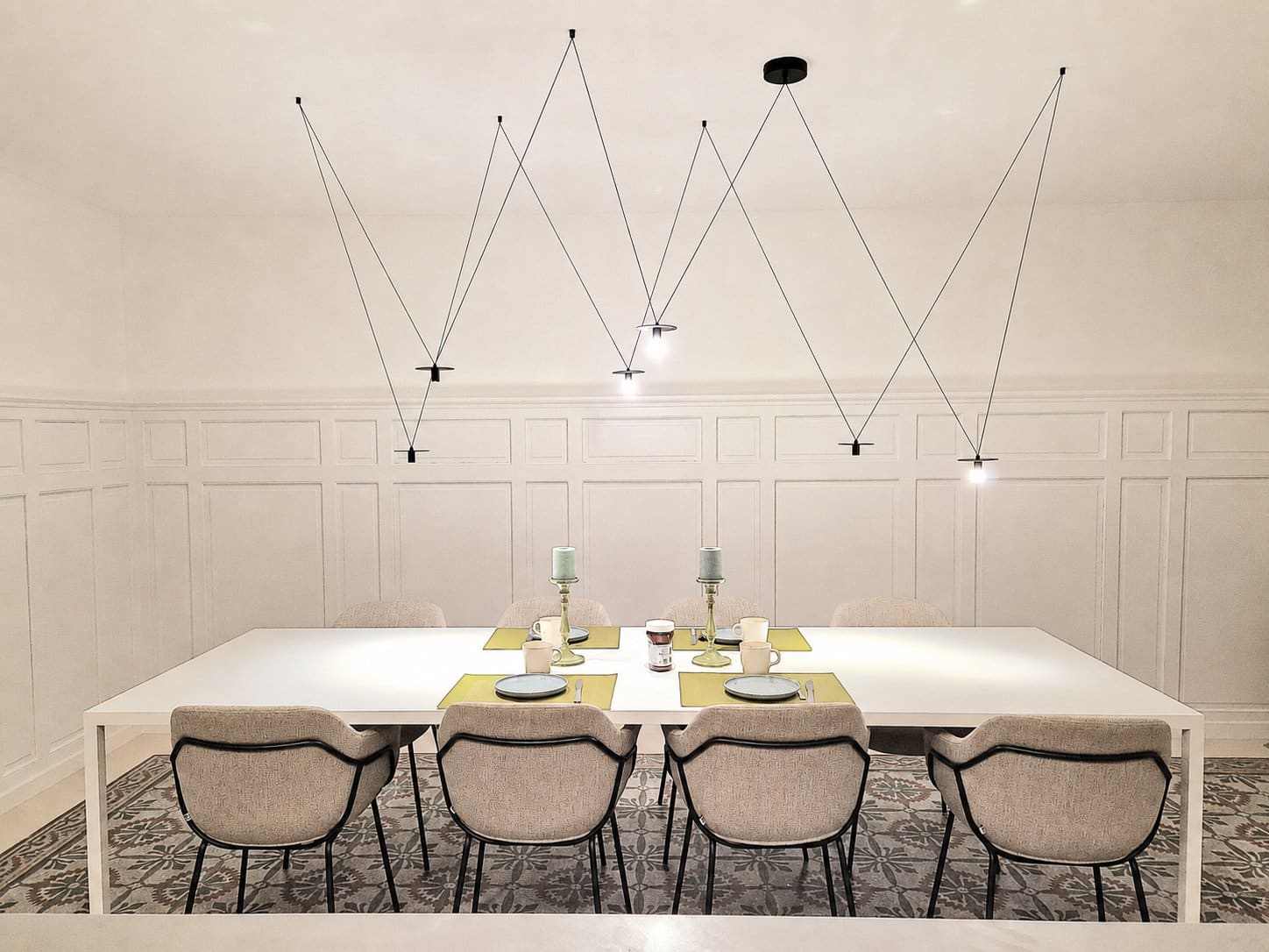 Salle à manger maison de village — luminaires sur fil, boiseries, carrelage d'origine
