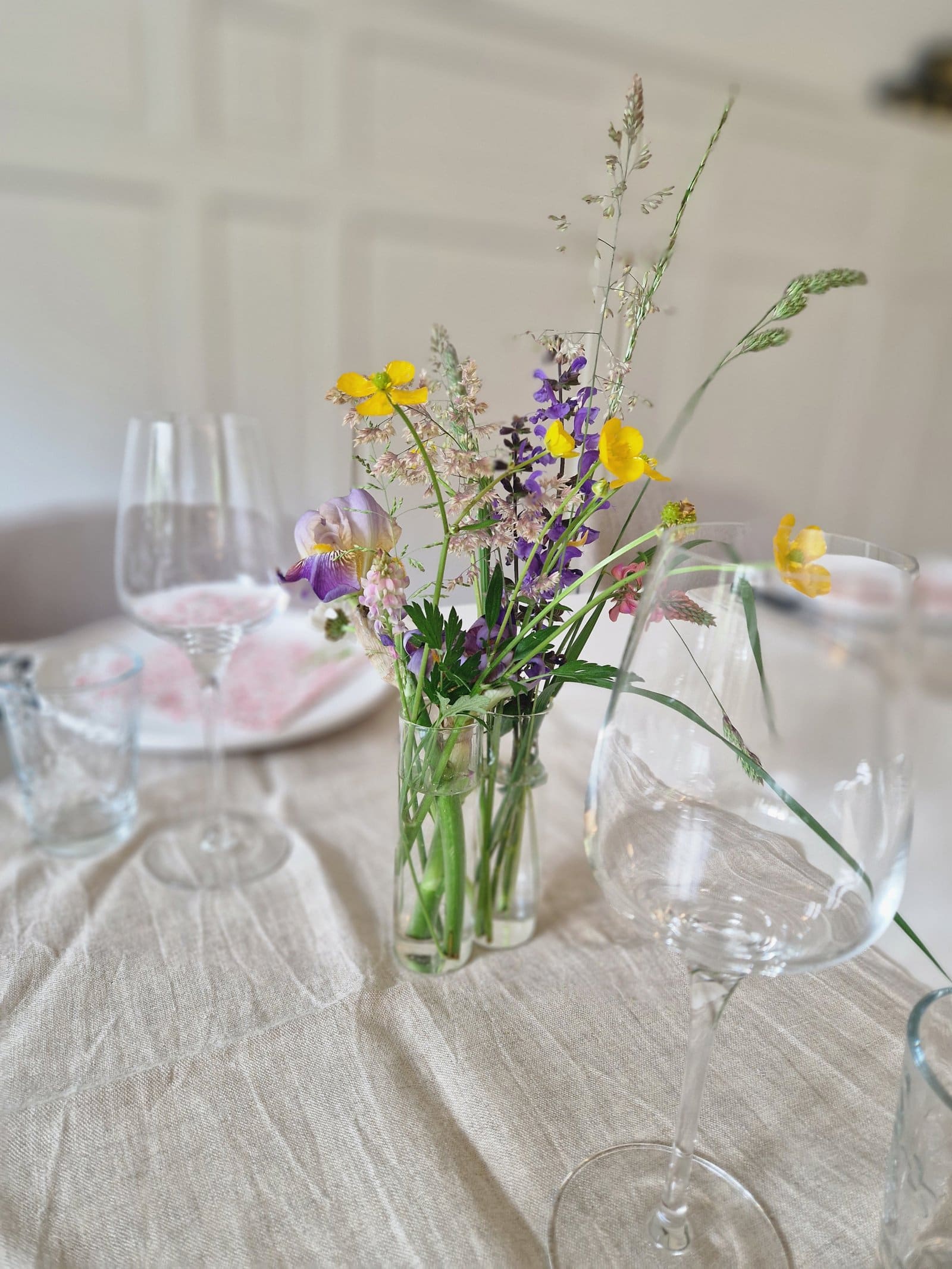 Table dressée maison de village — nappe lin, bouquet champêtre