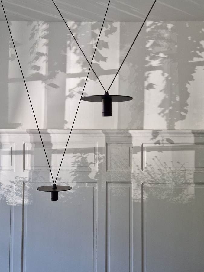 Luminaires fil suspendus — ombres végétales sur boiseries