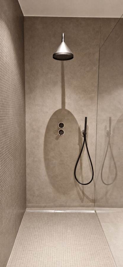 Douche salle de bain — pommeau design, robinetterie noire