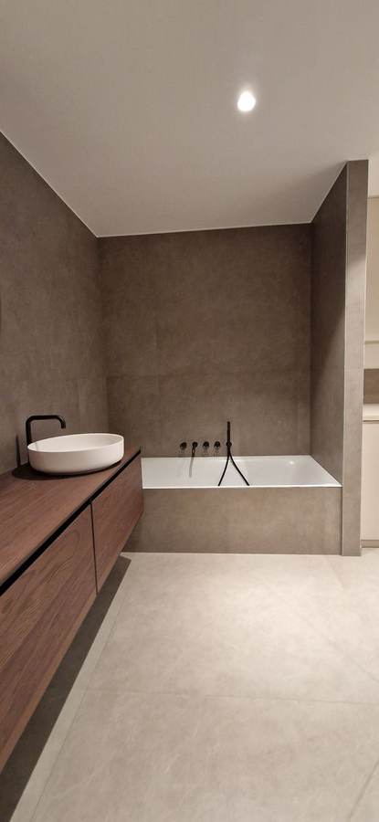Baignoire encastrée — céramique aspect cuir, robinetterie noire