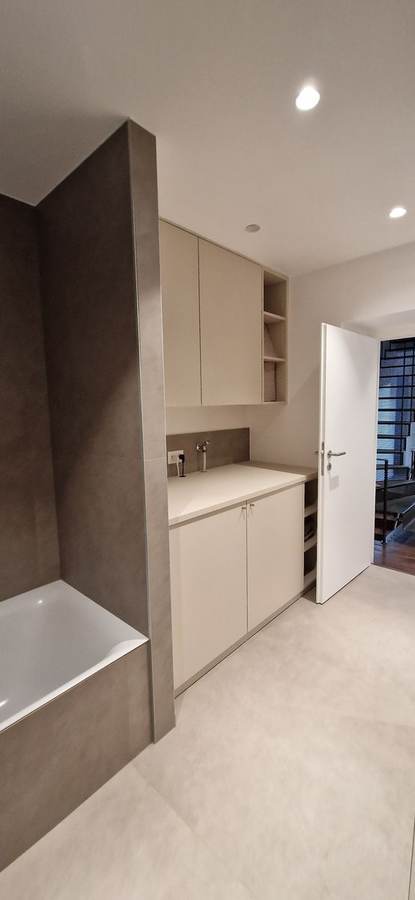 Salle de bain — meuble rangement, baignoire, couloir